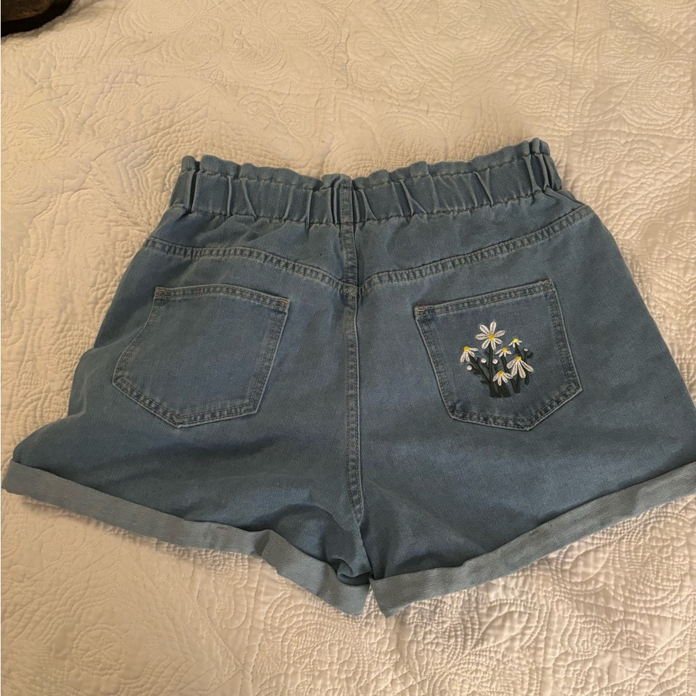 Shein Curve Denim Shorts. Waist 17 Inseam 4 1XL 73% Cotton 7% Polyester.